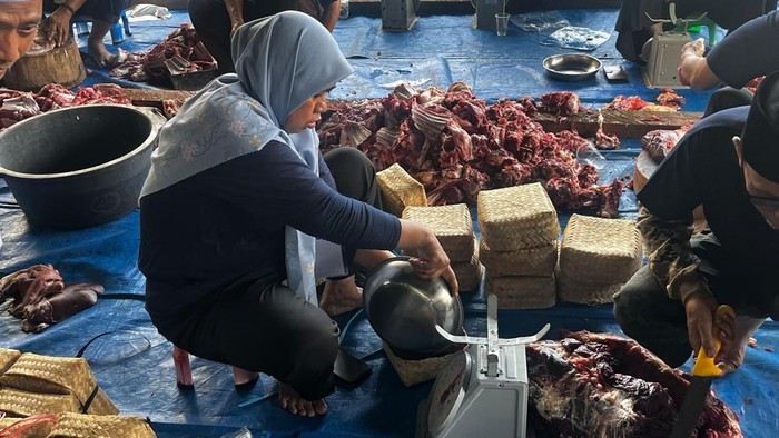 Masjid Al Azhar Gunakan Besek Bambu dan Layanan Antar untuk Distribusi Daging Kurban