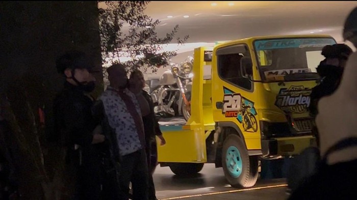 Penggeledahan KPK di Rumah Silmy Karim Diwarnai Kedatangan Mobil Towing Pembawa Barang Sitaan