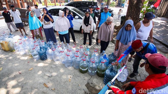 Warga Depok Mengantre Air Bersih, Kemarau Panjang Bikin Persediaan Menipis